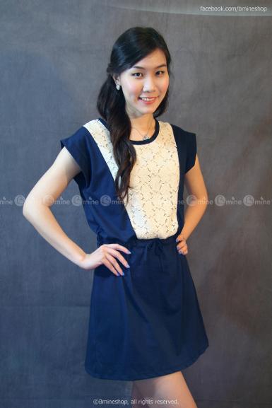เดรสผ้ายืดสีกรมท่าแขนล้ำ เพิ่มความหวานด้วยผ้าลูกไม้ด้านหน้า พร้อมเชือกรูดช่วงเอวค่ะ